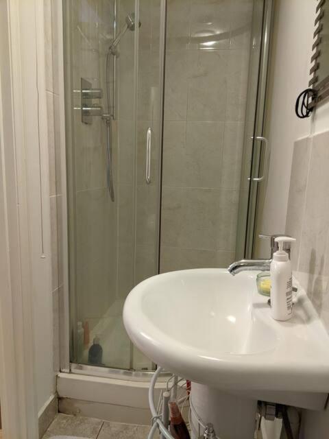 Central And Peaceful Room With Your Own Bathroom London Ngoại thất bức ảnh