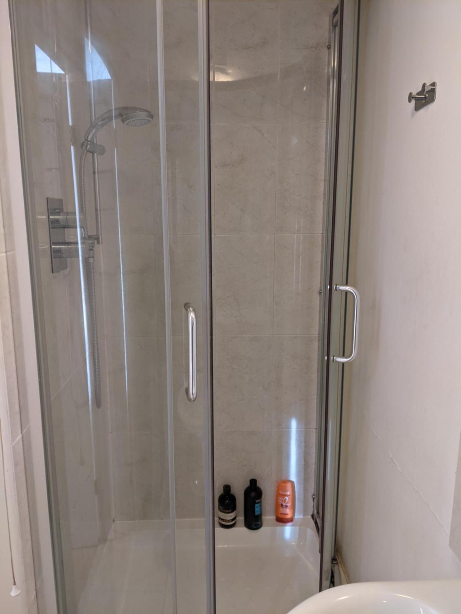 Central And Peaceful Room With Your Own Bathroom London Ngoại thất bức ảnh