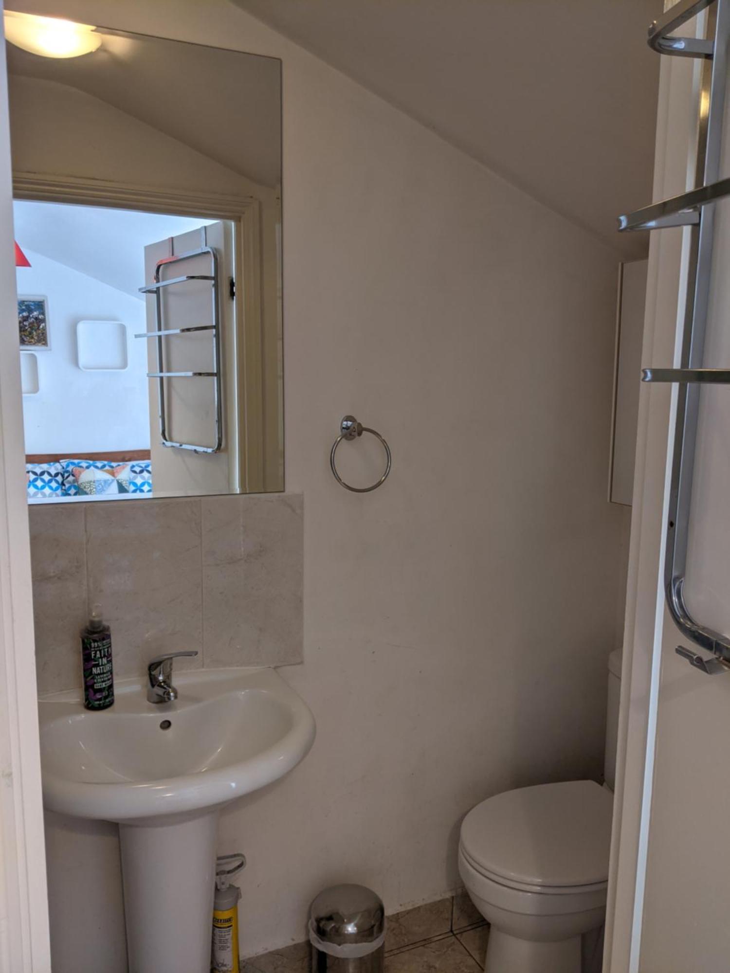 Central And Peaceful Room With Your Own Bathroom London Ngoại thất bức ảnh